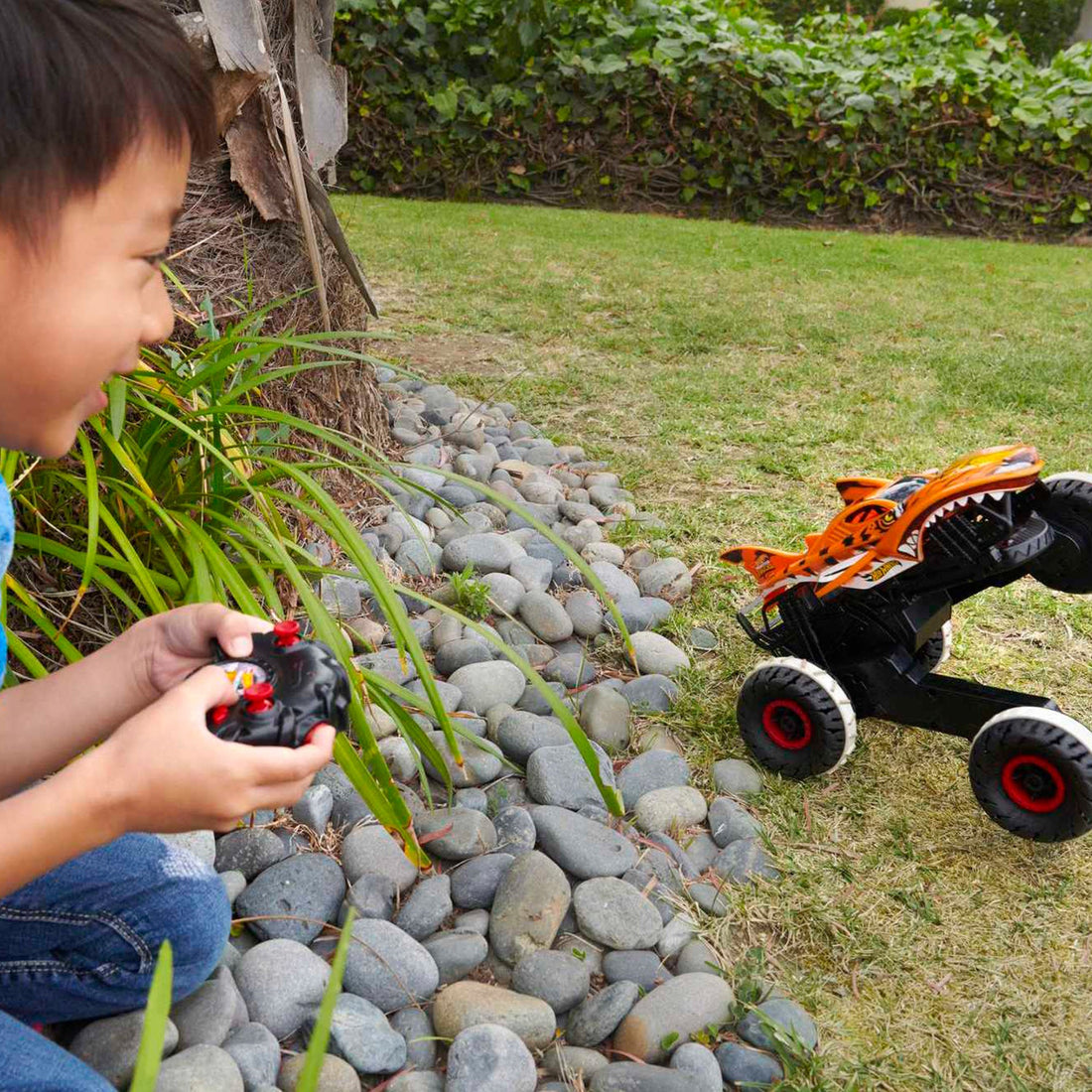 Hot Wheels Monster Trucks Hwmt Unstoppable Tiger Shark Rc Vehicle