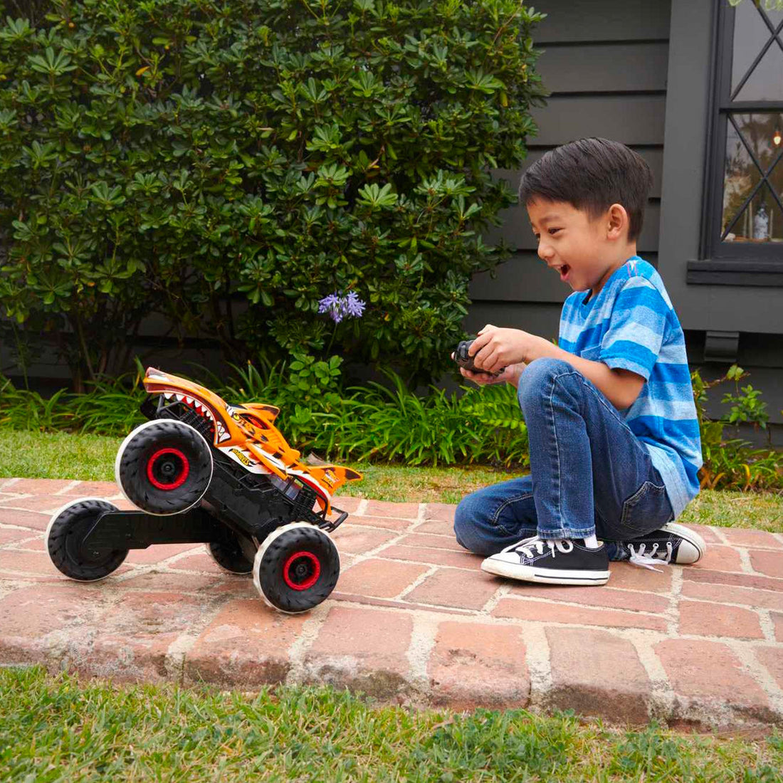 Hot Wheels Monster Trucks Hwmt Unstoppable Tiger Shark Rc Vehicle