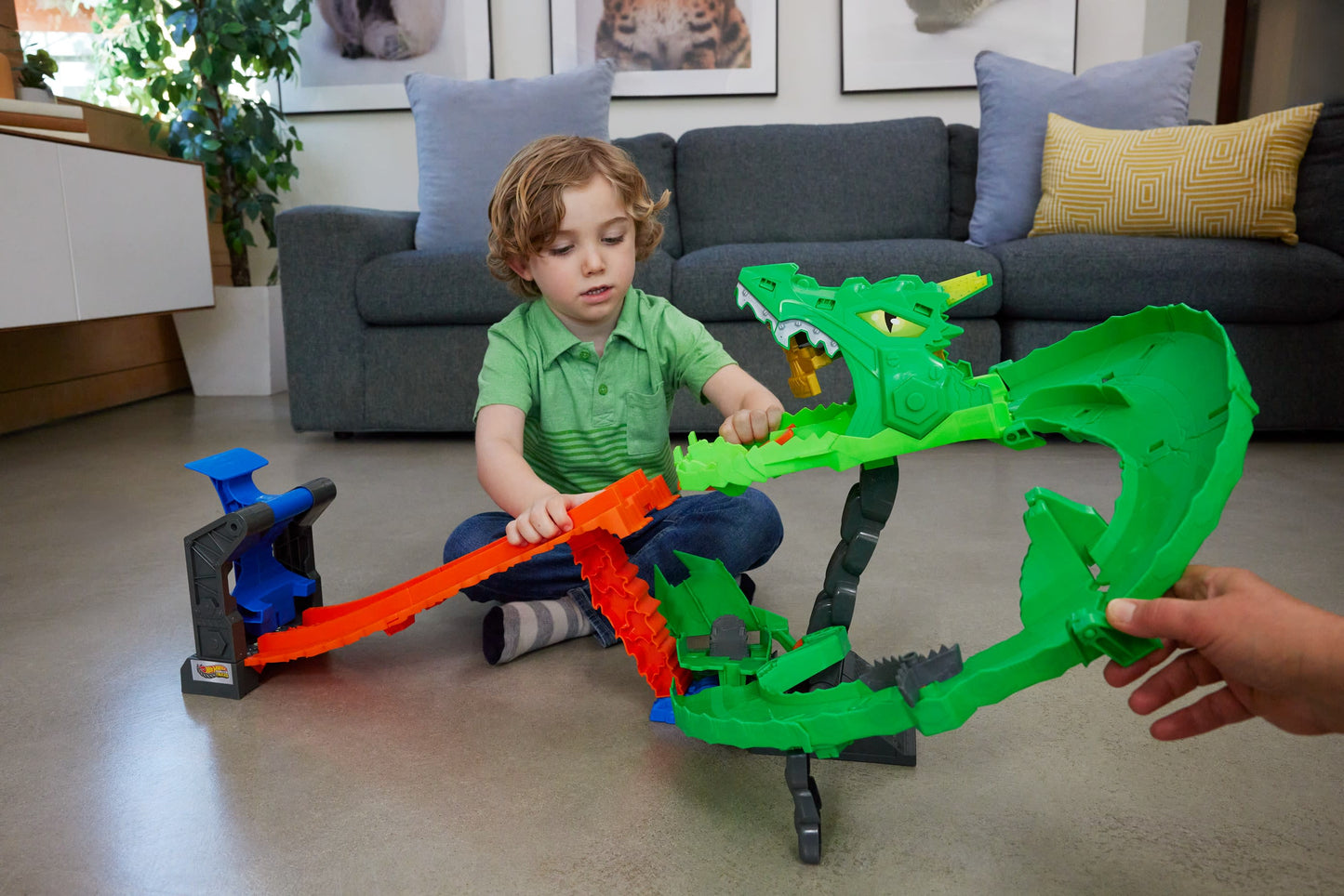 Bundle: Hot Wheels Dragon Demolition Trackset + 5 Neon Speeders
