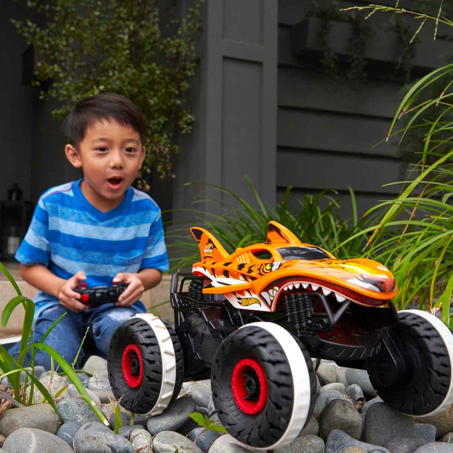 Hot Wheels Monster Trucks Hwmt Unstoppable Tiger Shark Rc Vehicle
