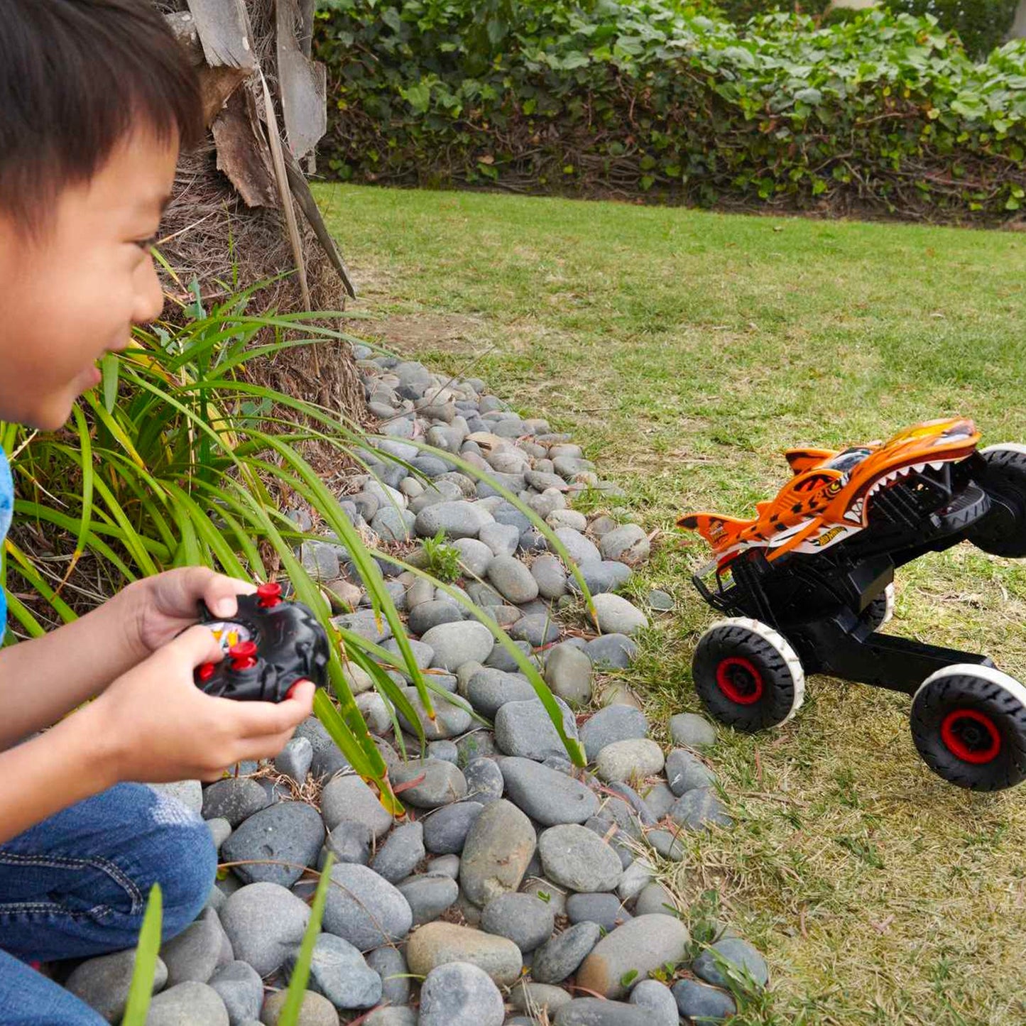 Hot Wheels Monster Trucks Hwmt Unstoppable Tiger Shark Rc Vehicle